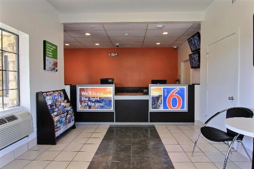 Motel 6 Austin TX - Central Downtown UT - image 45