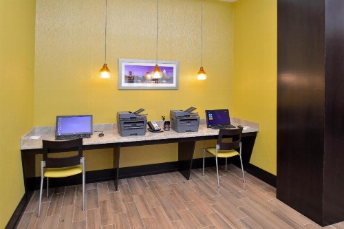 Holiday Inn Express & Suites Austin South an IHG Hotel - image 7