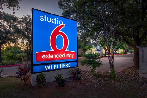 Studio 6-Austin TX - Midtown - image 3