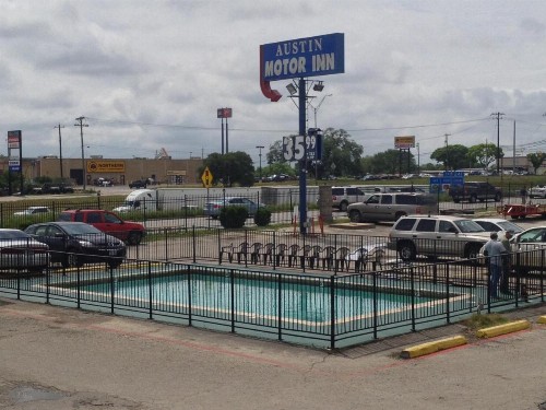 Austin Motor Inn - image 3