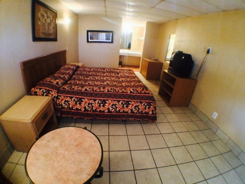 Austin Motor Inn - image 5
