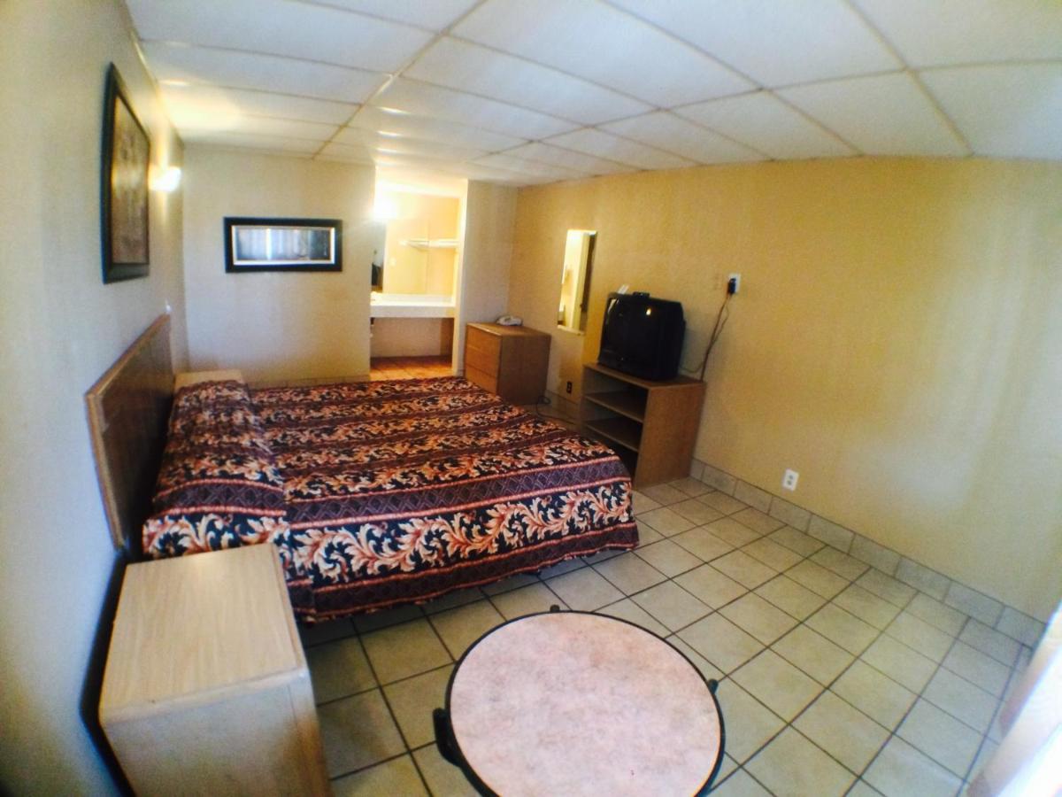 Austin Motor Inn - image 6