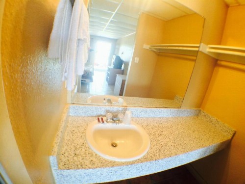 Austin Motor Inn - image 7