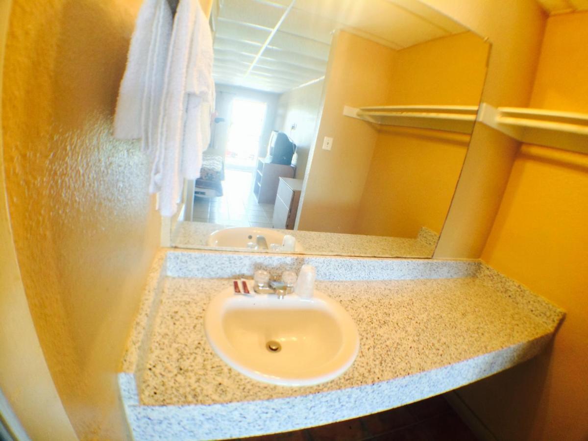 Austin Motor Inn - image 7