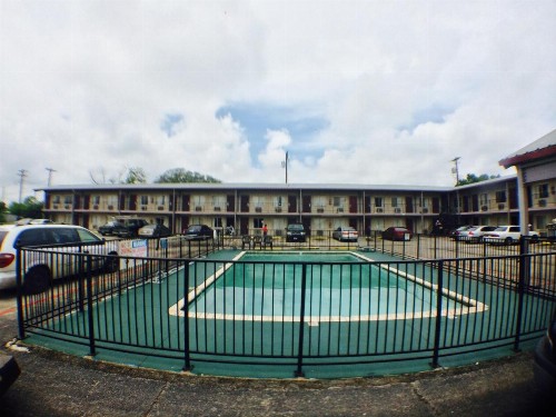 Austin Motor Inn - image 9