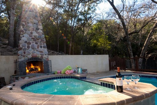Lake Austin Luxury Guesthouse Cabin & Suite Retreat - image 2