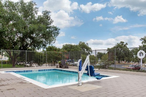 Comfort Suites - South Austin - image 16