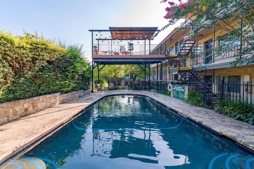 Newning 1BR Condo with pool - image 10