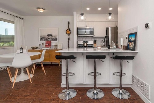 Newning 1BR Condo with pool - image 12