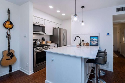 Newning 1BR Condo with pool - image 6
