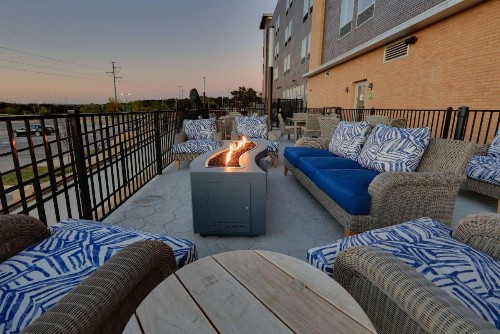 La Quinta Inn & Suites by Wyndham Lakeway - image 11