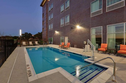La Quinta Inn & Suites by Wyndham Lakeway - image 12