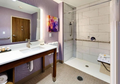 La Quinta Inn & Suites by Wyndham Lakeway - image 16