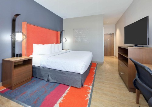 La Quinta Inn & Suites by Wyndham Lakeway - image 20