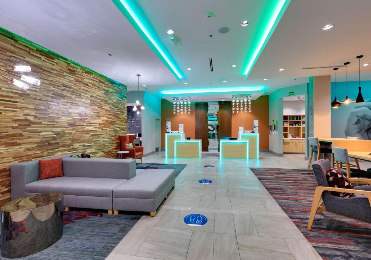 La Quinta Inn & Suites by Wyndham Lakeway - image 3
