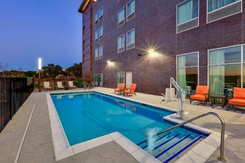 La Quinta Inn & Suites by Wyndham Lakeway - image 39