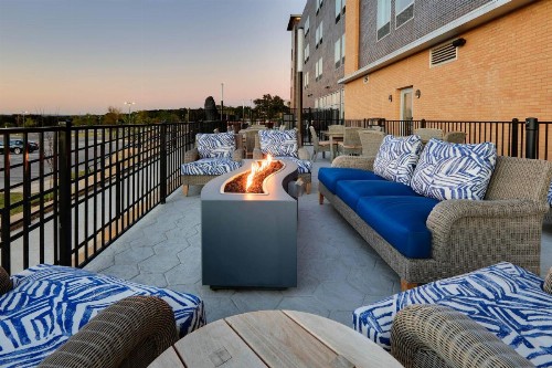 La Quinta Inn & Suites by Wyndham Lakeway - image 46