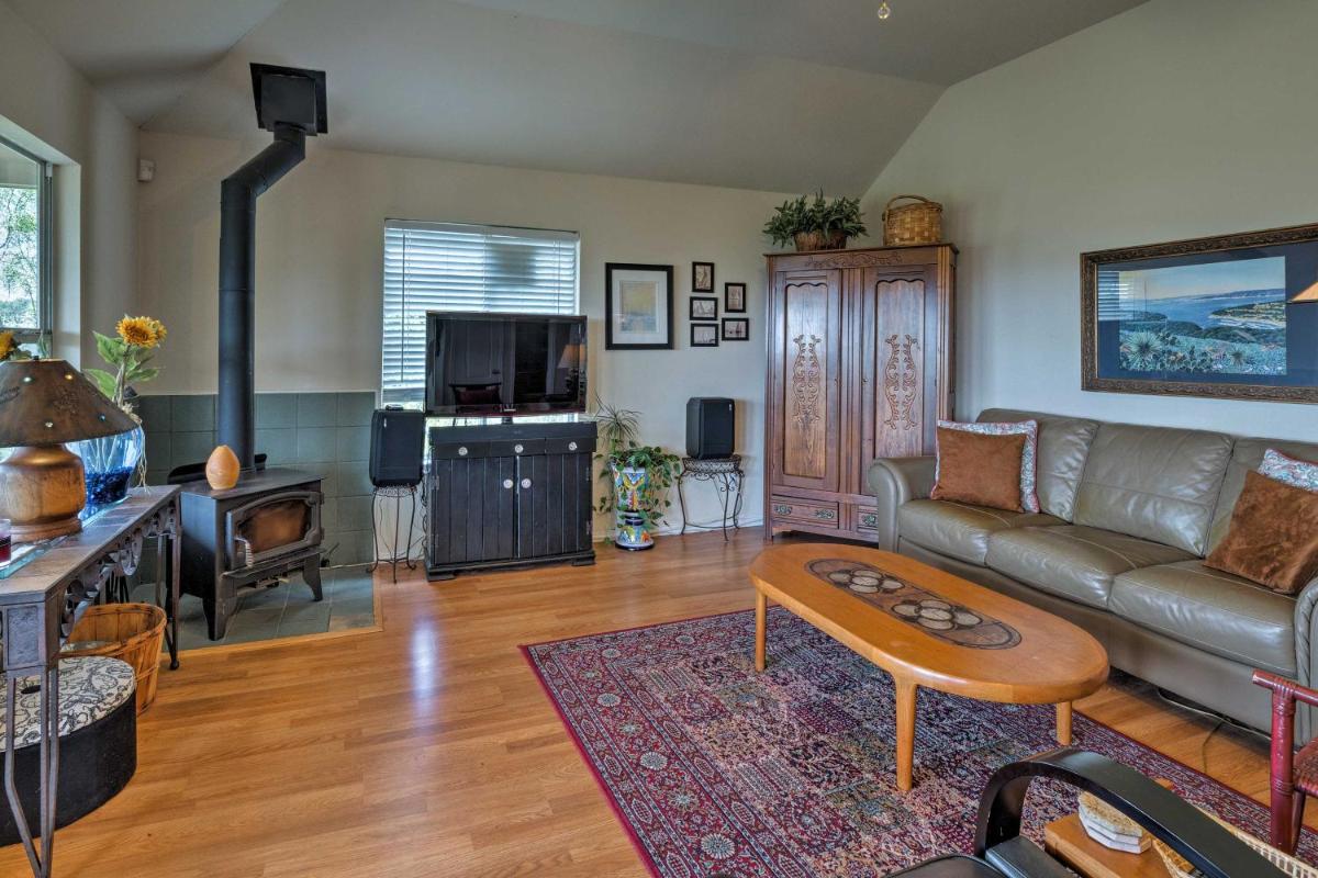 Austin Home with 2 Decks and Views Mins to 2 Lakes! - image 5
