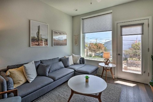 Modern Chic Condo with Balcony and Pool Walk to Downtown - image 11