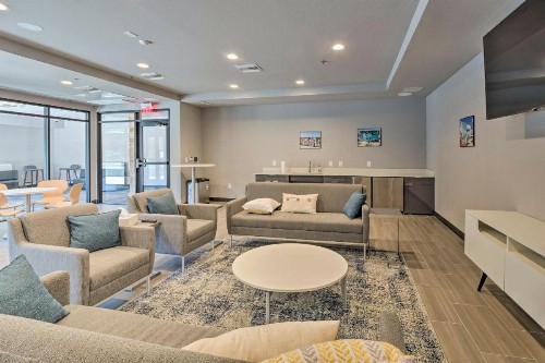 Modern Chic Condo with Balcony and Pool Walk to Downtown - image 6