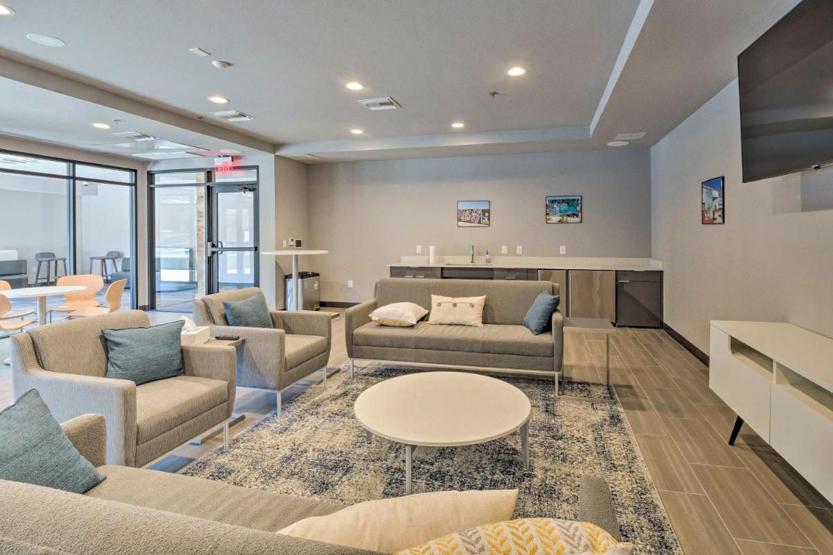 Modern Chic Condo with Balcony and Pool Walk to Downtown - image 6