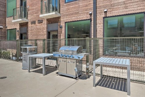 Modern Chic Condo with Balcony and Pool Walk to Downtown - image 7