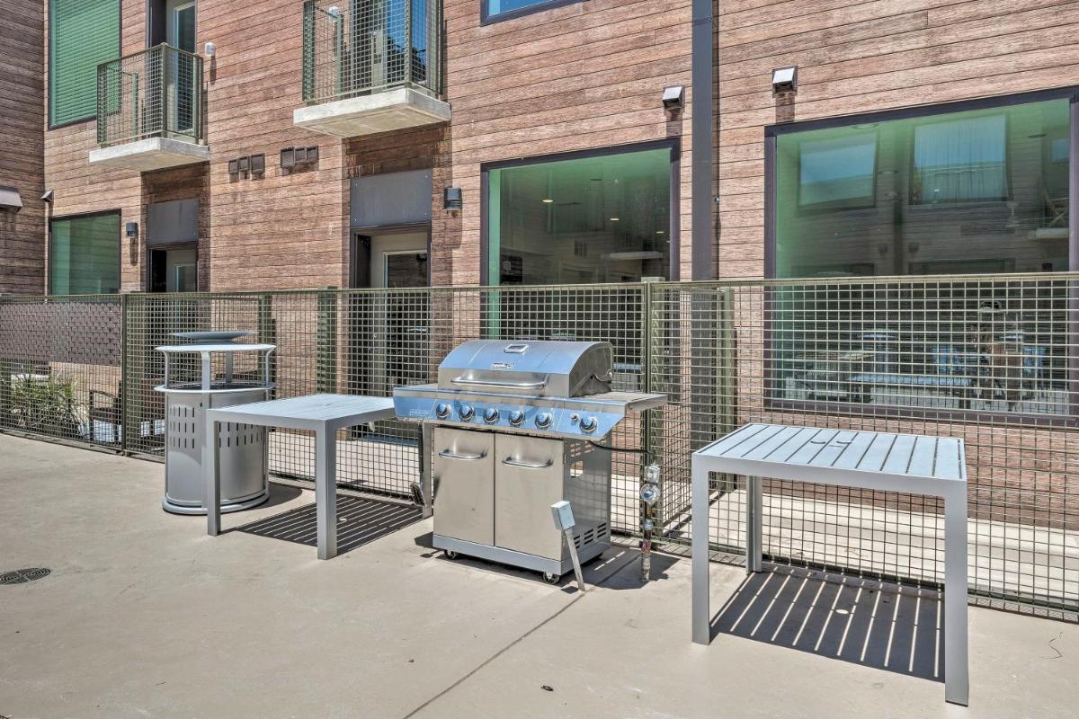 Modern Chic Condo with Balcony and Pool Walk to Downtown - image 7