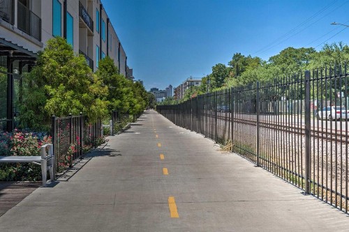 Modern Chic Condo with Balcony and Pool Walk to Downtown - image 8