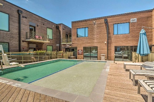 Modern Chic Condo with Balcony and Pool Walk to Downtown - image 9