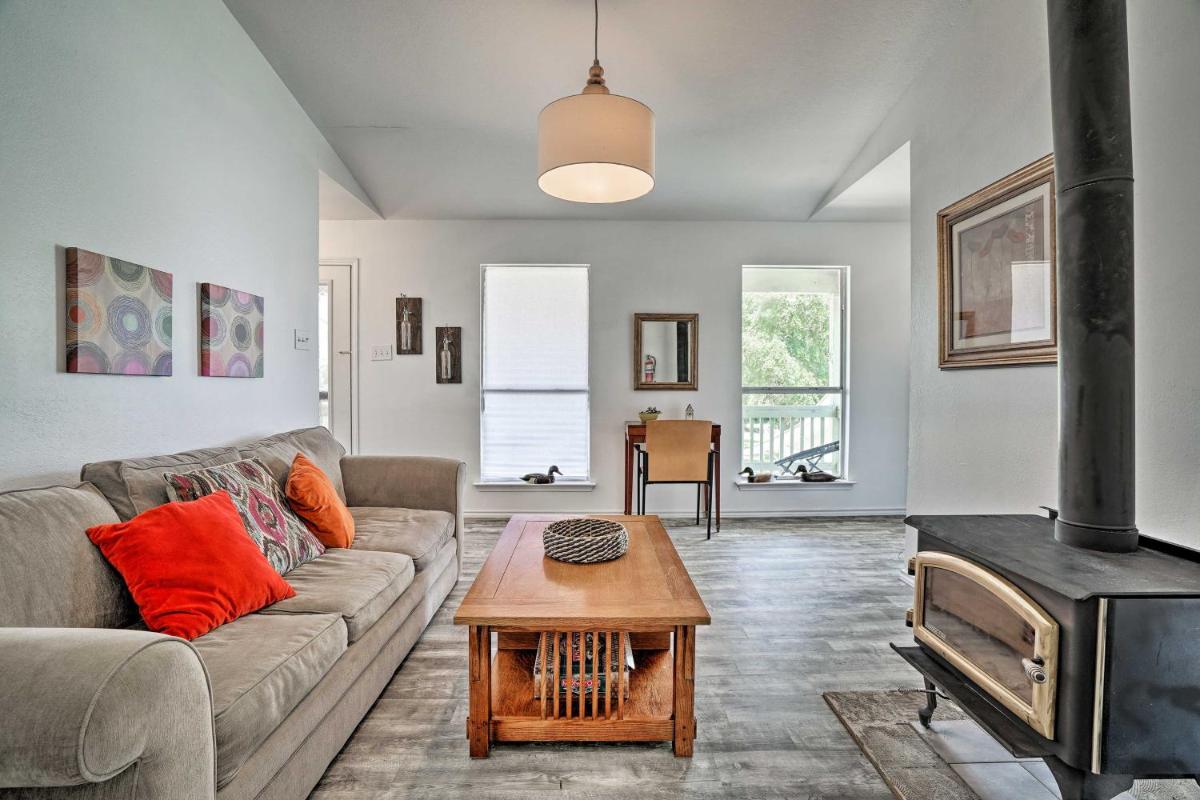Renovated Austin Apt. w/ Pool at Stunt Ranch! - image 7