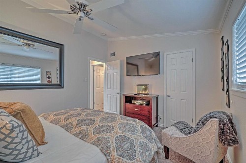 Modern Austin Condo with Pool Less Than 5 Mi to Downtown! - image 6