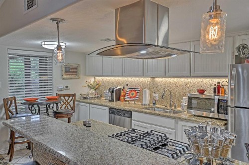 Modern Austin Condo with Pool Less Than 5 Mi to Downtown! - image 7