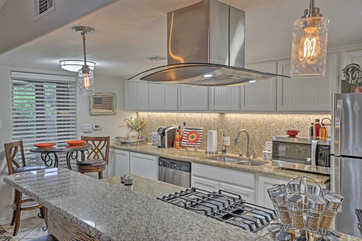 Modern Austin Condo with Pool Less Than 5 Mi to Downtown! - image 7