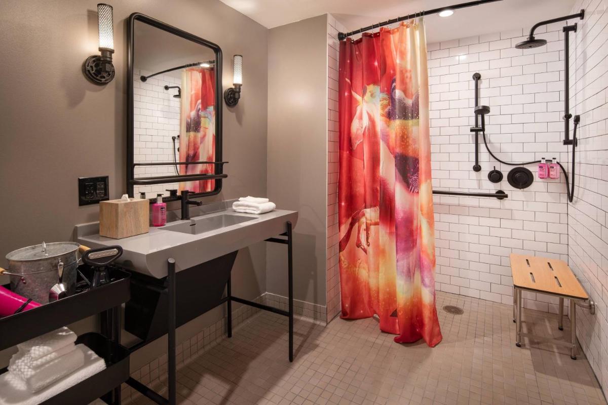 Moxy Austin - University - image 2