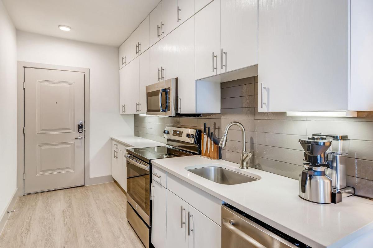 Sentral Studio Apt on East 6th St - image 4