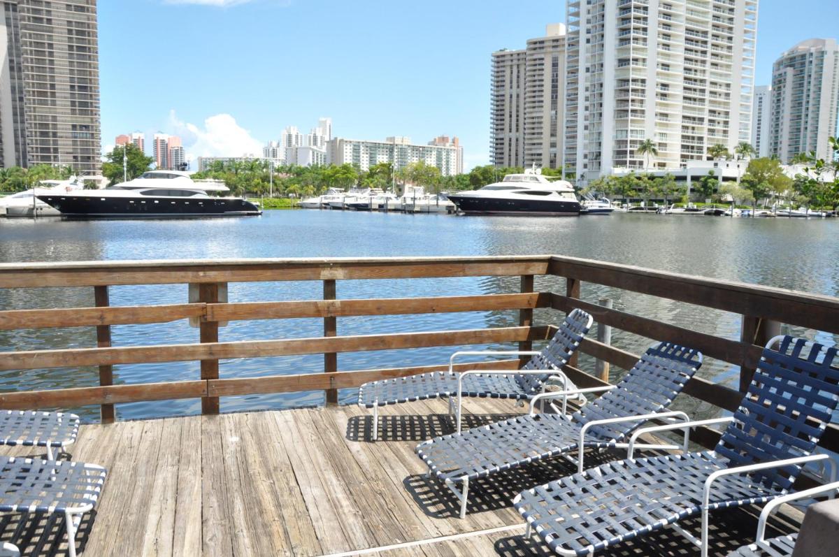 Yacht Club - image 5