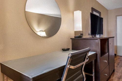 Econo Lodge Sebring - image 12