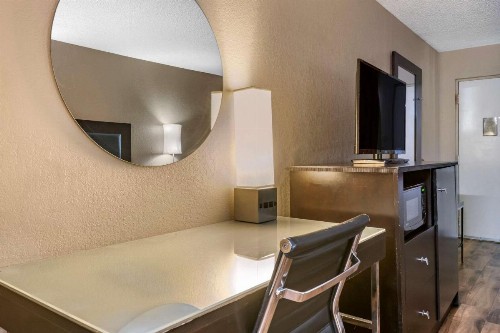 Econo Lodge Sebring - image 16