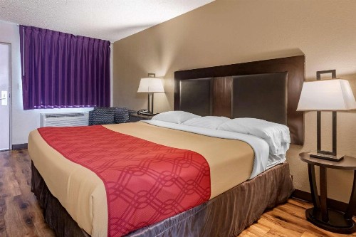 Econo Lodge Sebring - image 17