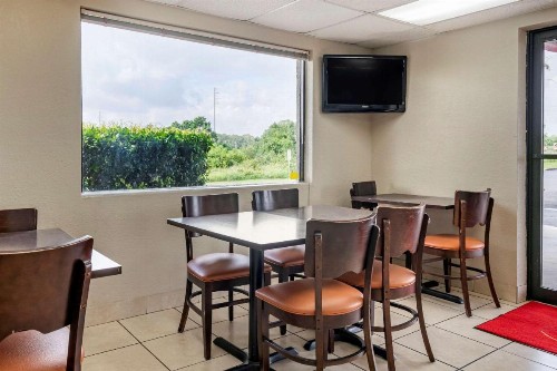 Econo Lodge Sebring - image 2