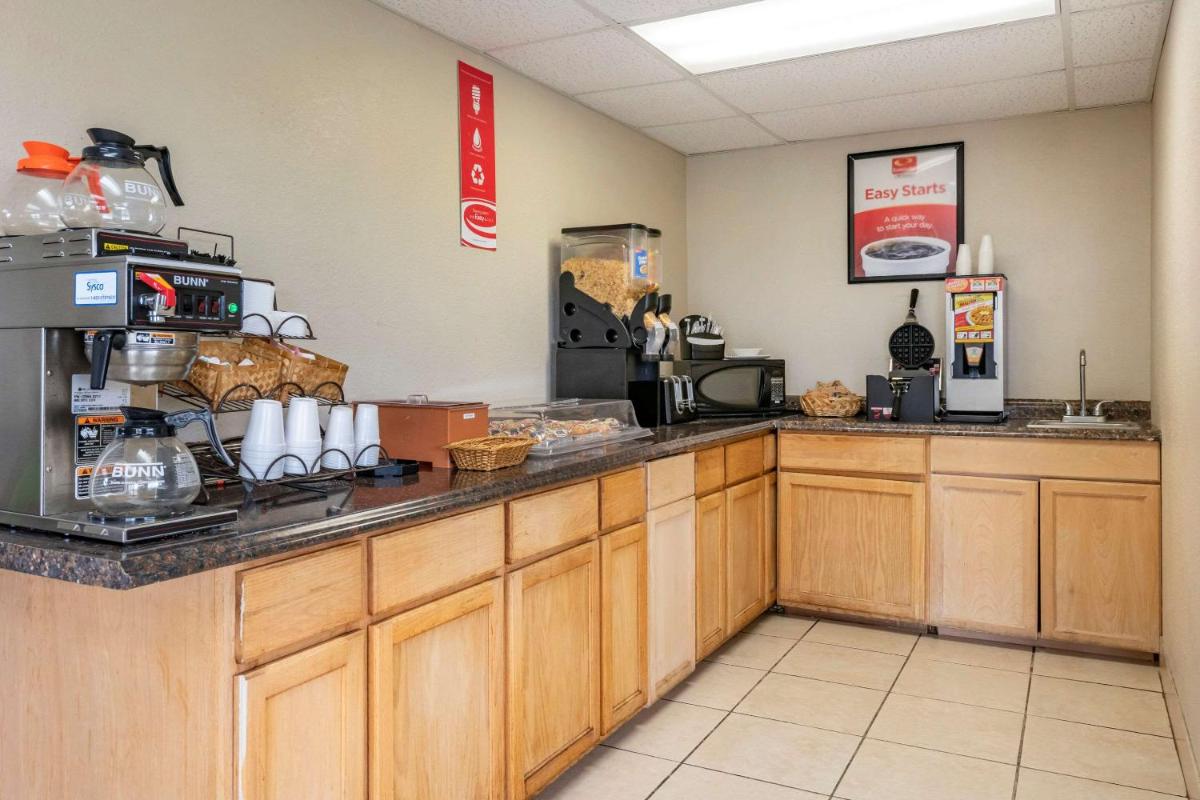 Econo Lodge Sebring - image 4