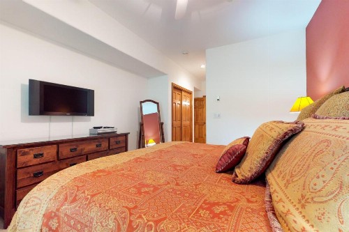 Brookside Retreat - image 9
