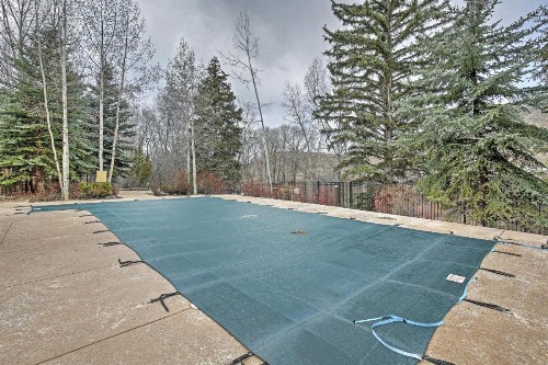 Cozy Avon Retreat with Private Deck and Pool Access!