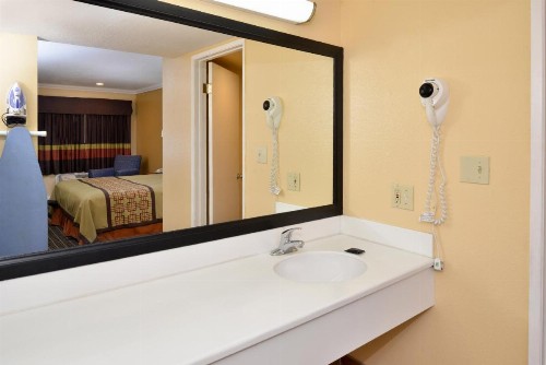 Americas Best Value Inn - Azusa/Pasadena - image 14