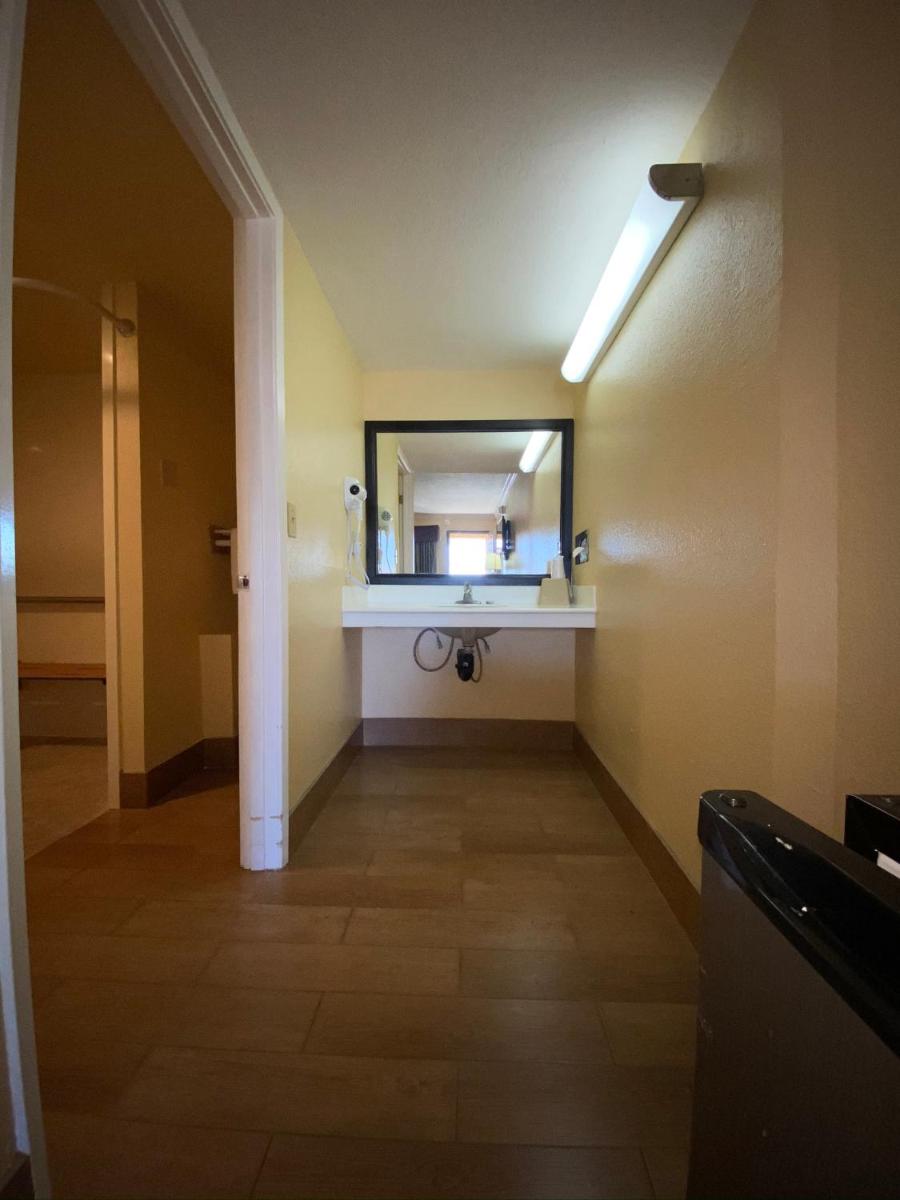 Americas Best Value Inn - Azusa/Pasadena - image 4