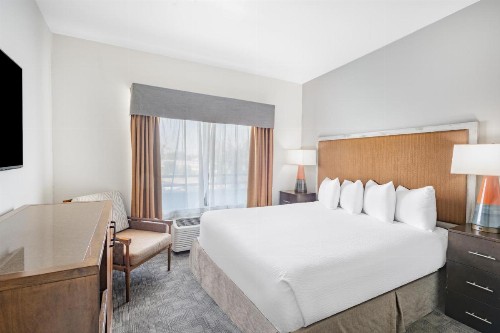 Ramada by Wyndham Bakersfield - image 1