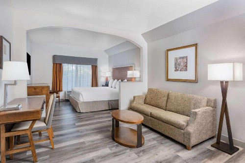 Ramada by Wyndham Bakersfield - image 14