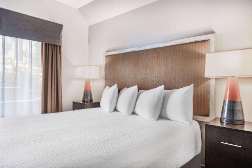 Ramada by Wyndham Bakersfield - image 15