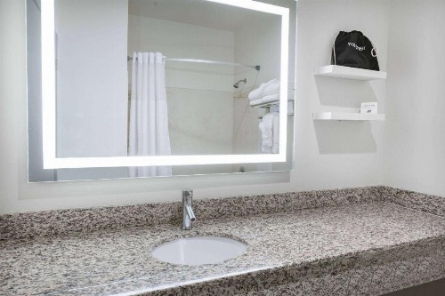 Ramada by Wyndham Bakersfield - image 16