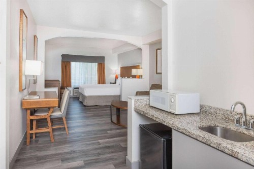 Ramada by Wyndham Bakersfield - image 22